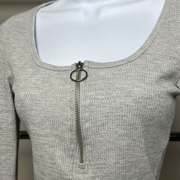 Missguided Long Sleeve Cropped Top (set of THREE) - Picture 5 of 7